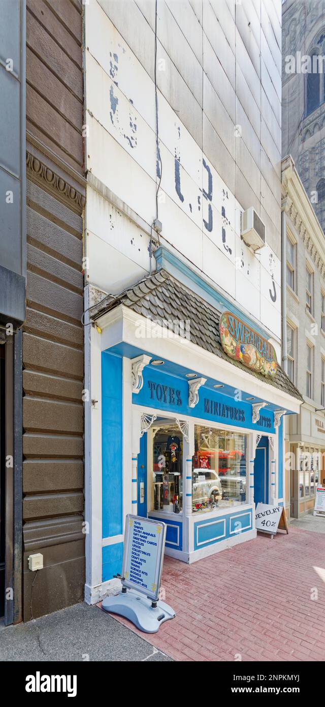 Pittsburgh Downtown: Un luminoso storefront bianco e blu ravviva una facciata a sei piani altrimenti in via Smithfield. Foto Stock