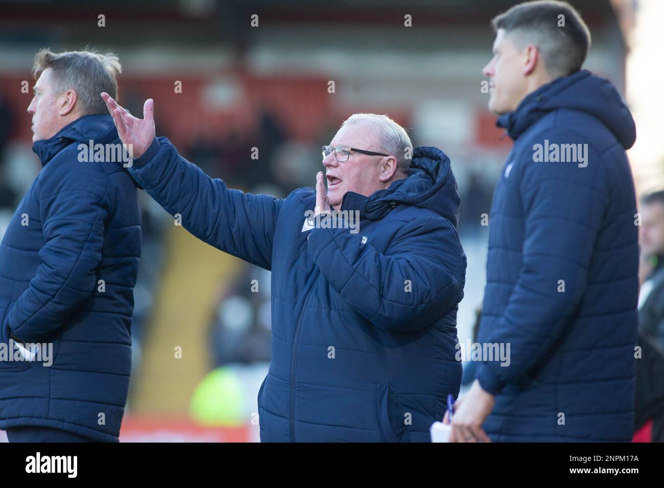 Steve Evans, allenatore di calcio, è in piedi sulla linea di contatto durante la partita mentre è direttore dello Stevenage Football Club Foto Stock