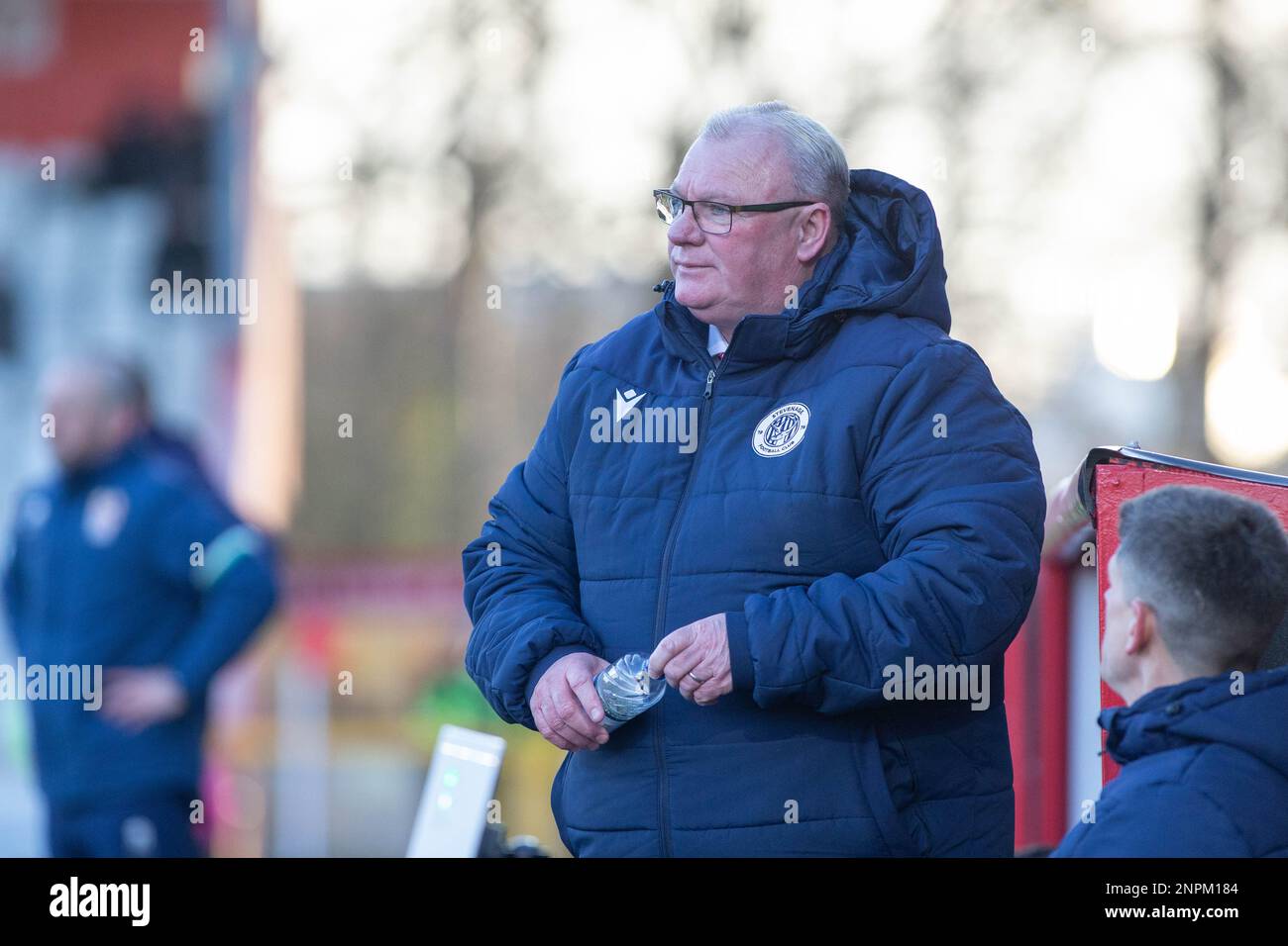 Steve Evans, allenatore di calcio, è in piedi sulla linea di contatto durante la partita mentre è direttore dello Stevenage Football Club Foto Stock