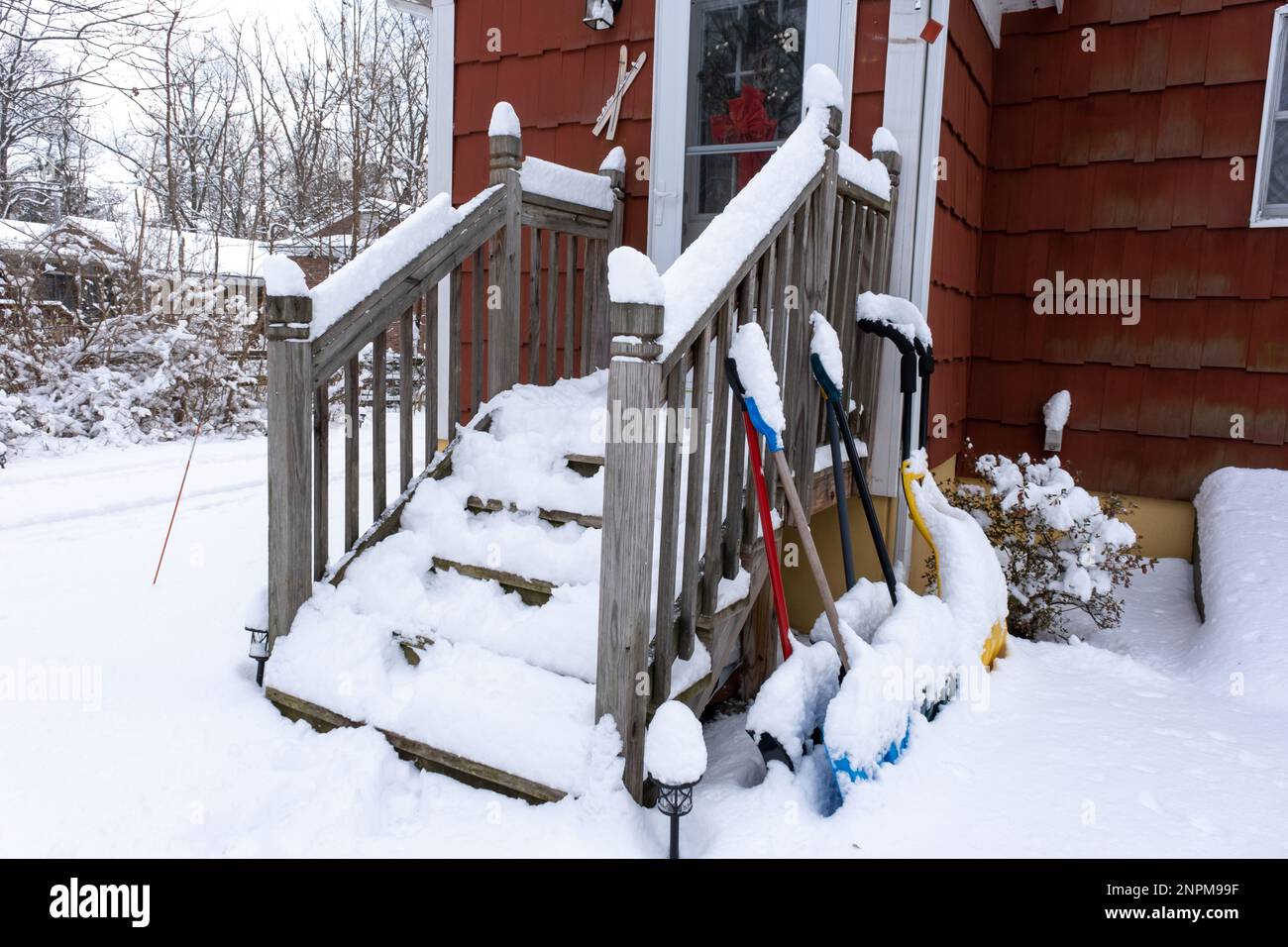 scale per la casa porta d'ingresso coperta di neve dopo la tempesta di neve in inverno Foto Stock
