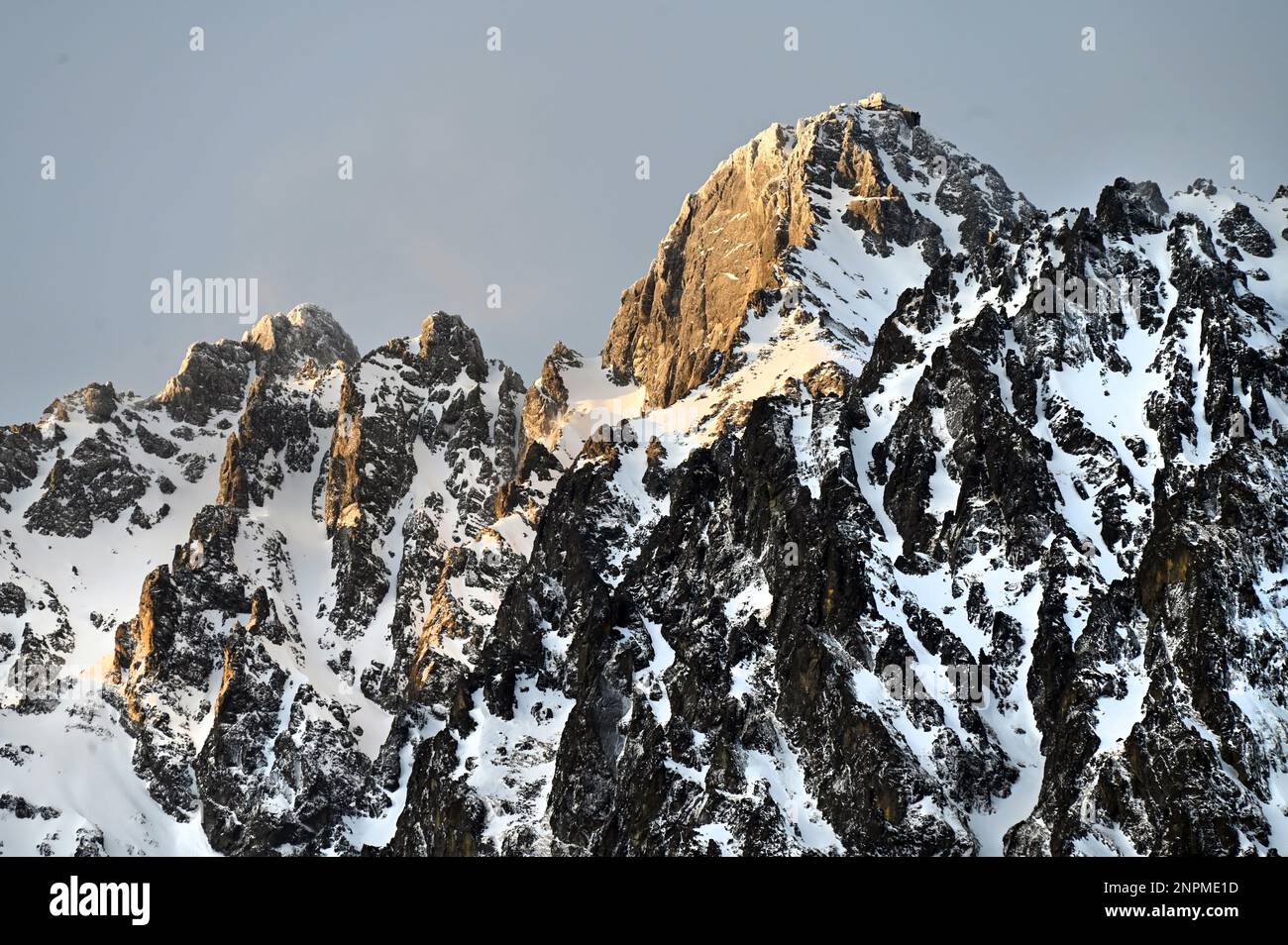 Vista panoramica della catena montuosa di Vysoké Tatry sopra Starý Smokovec con la vetta di Lomnický štít al tramonto con formazioni rocciose Foto Stock