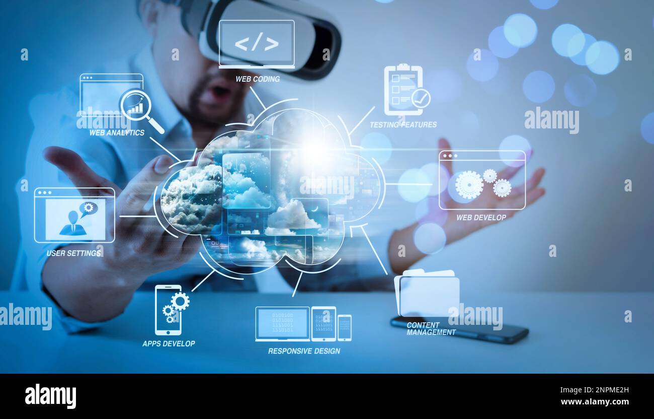 Tecnologia cloud, business man VR cloud computing Icon network. Trasferimento dati cloud e archiviazione dati online per dati riservati della rete aziendale di b Foto Stock