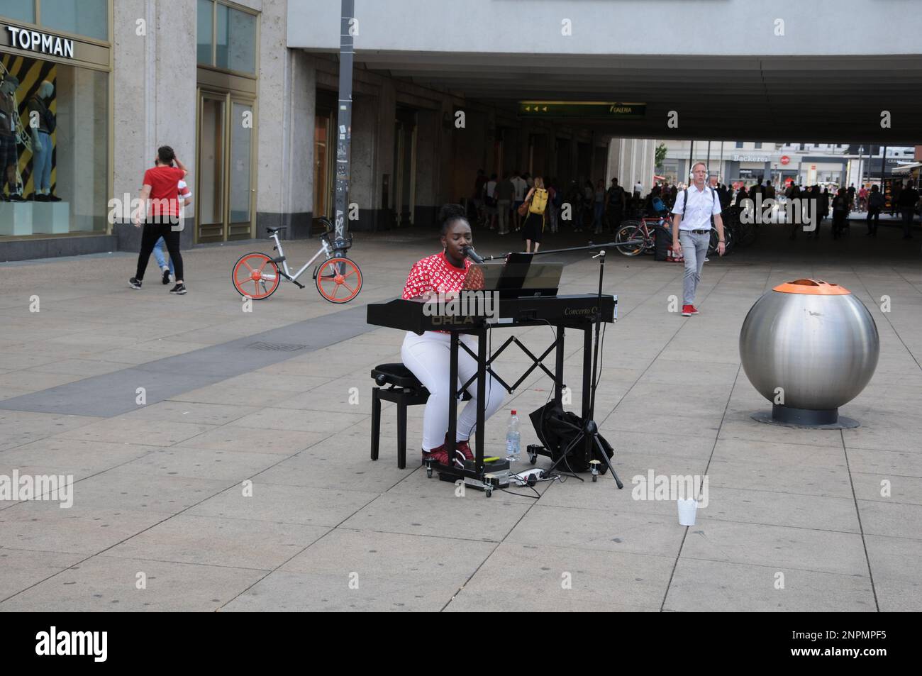 BERLINO/GERMANYDEUSCTHLAND / 10. AGOSTO 2018. Donna nera con canzoni e musica all'Alexanderplats di Berlino Germania . Foto di Francis Joseph Dean / Deanpictures. Foto Stock