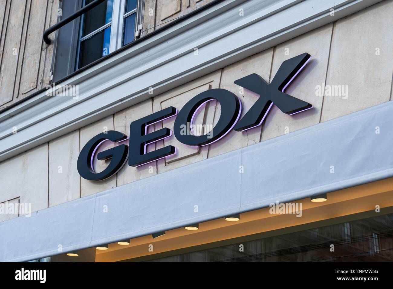 Segno commerciale di una boutique Geox. Geox è un'azienda italiana che progetta e vende scarpe da respirazione, moda e accessori Foto Stock