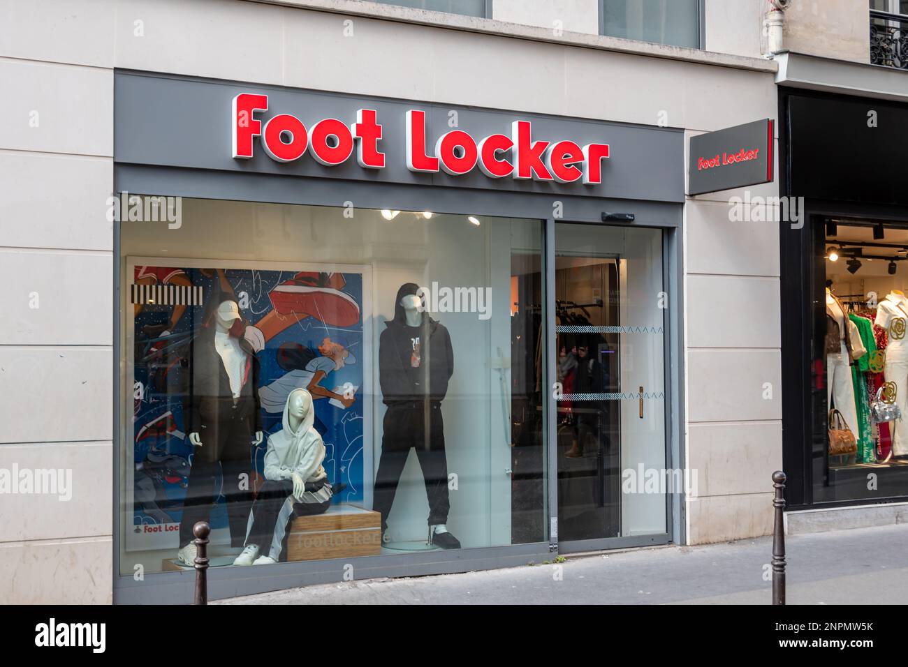 Vista esterna di un negozio Foot Locker. Foot Locker è una società di distribuzione americana specializzata nello sport Foto Stock