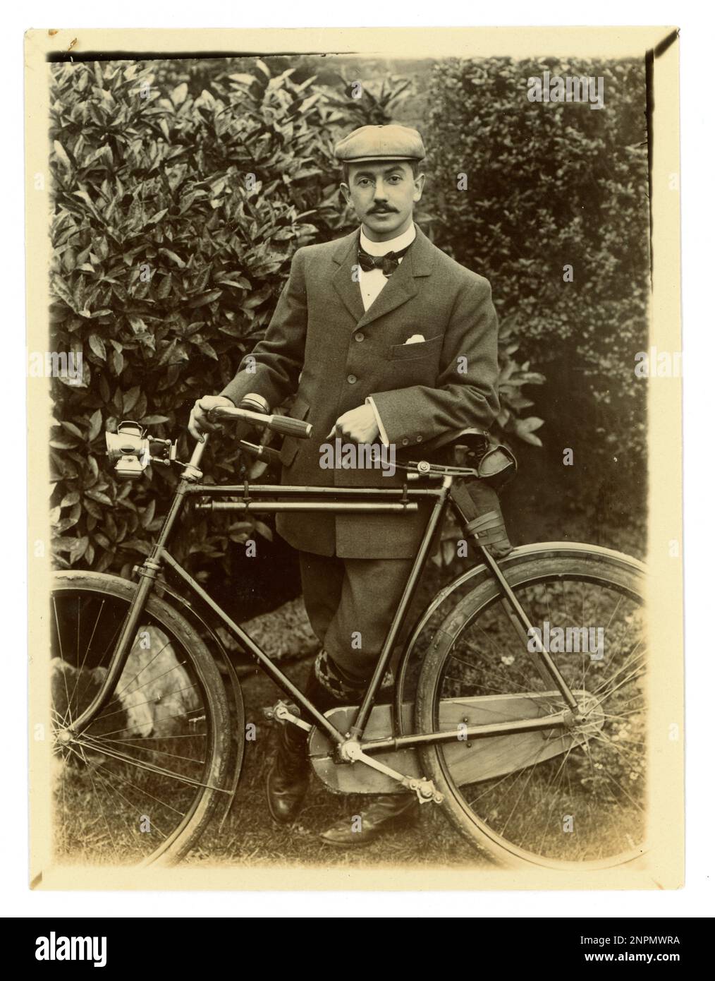 Originale fotografia vittoriana di un uomo con la sua bicicletta in un giardino, , ciclismo d'epoca, circa 1898, zona di Worcester, REGNO UNITO Foto Stock
