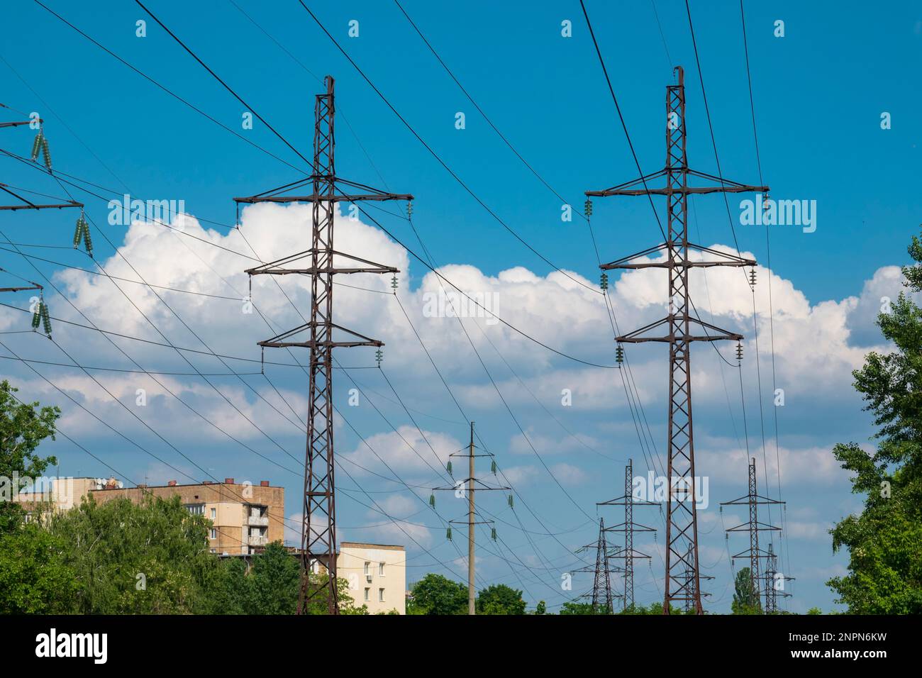 Linee elettriche in città. Approvvigionamento energetico della grande città Foto Stock