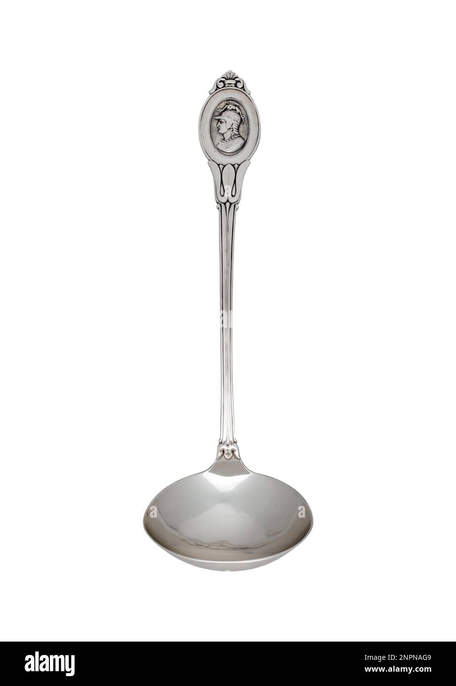 Antico mestolo di zuppa d'argento isolato su sfondo bianco, vintage utensili da cucina cutout Foto Stock