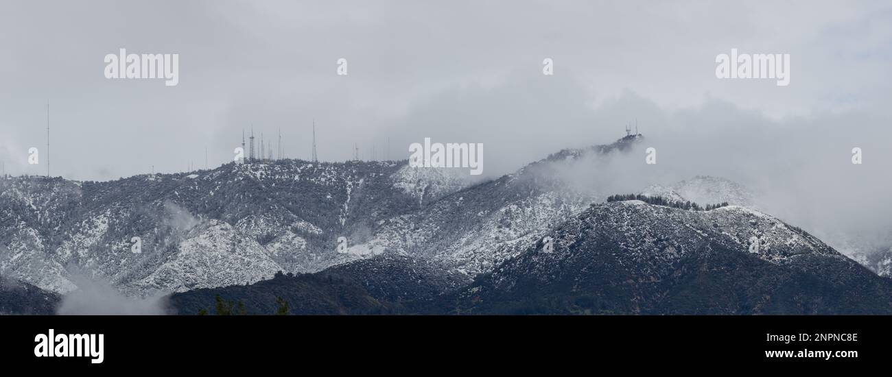 San Gabriel Mountains, guardando verso nord verso il monte Wilson, mostrato dopo la neve di fine febbraio. Foto Stock