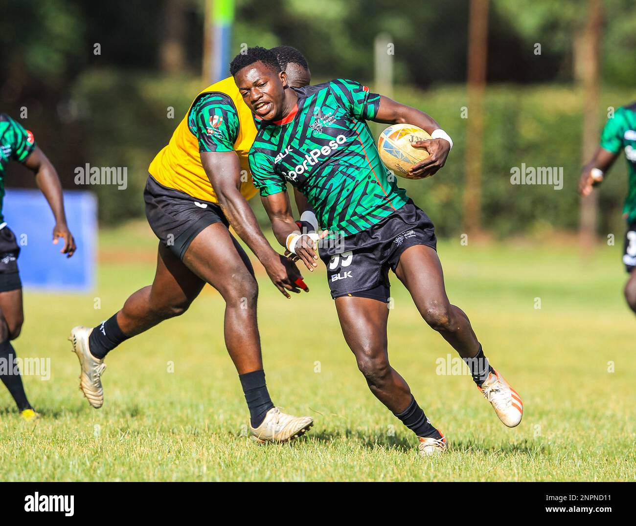 Il Kenia Shujaa Floyd Wabwire (a destra) evita l'allenamento del compagno di squadra Herman Humwa durante una sessione di allenamento per la serie di rugby HSBC World Seven a Ruaraka, KCB Sports Club. Nairobi. Kenya. Foto Stock