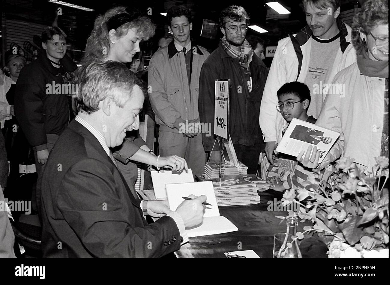 Copenhagen /Danimarca - la data di scansione è 16. Maggio 2017. (L'evento storico politico della Danimarca è sconosciuto alla data attuale) Uffe Ellemann Jensen Ministro danese per gli affesi stranieri periodo 10 settembre 1982 fino al 25 gennaio 1993 e leader del partito politico liberale danese ed ex giornalista televisivo al braodcastin nazionale DR e figlio di politici e dei suoi figli rea anche in politica, Uffe Ellemann Jensen al cartello del Magasin du Nord e la data di scansione delle immagini è il 16 maggio 2017 (Foto Francis Dean/Deanpictures) Foto Stock