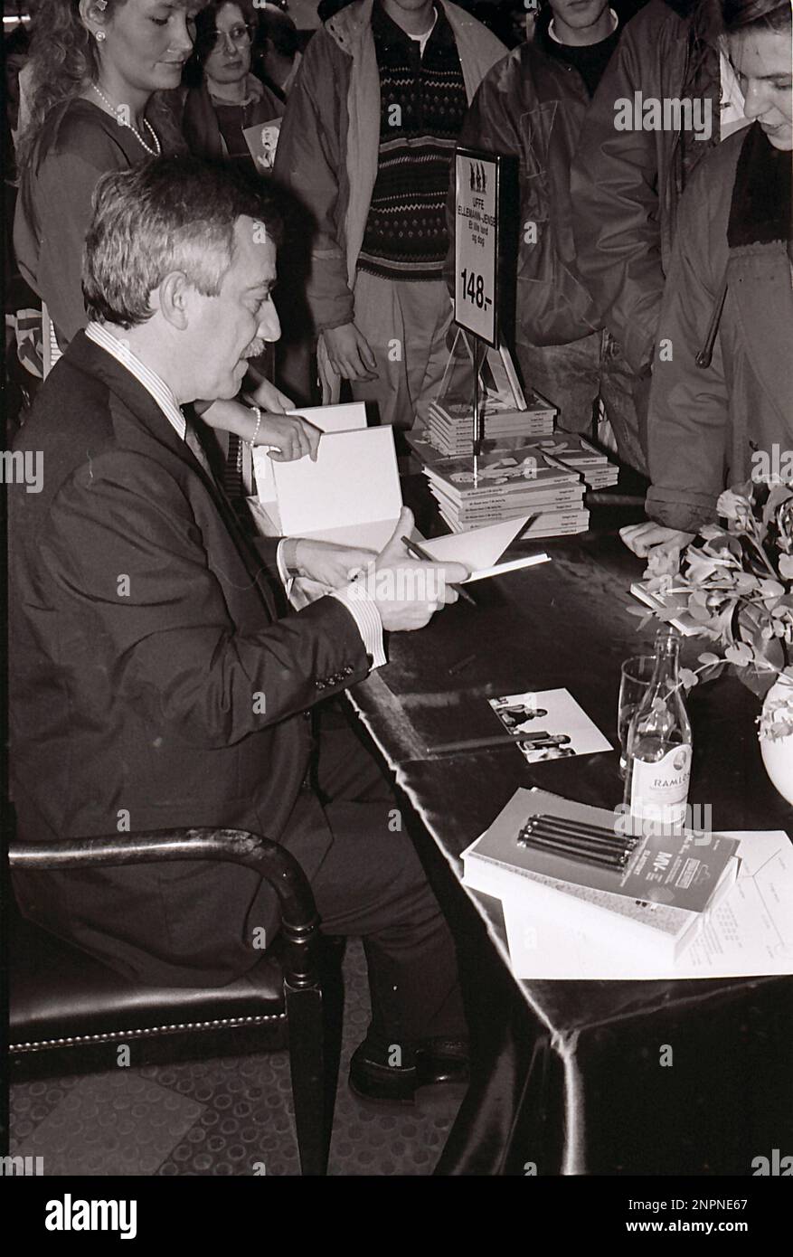 Copenhagen /Danimarca - la data di scansione è 16. Maggio 2017. (L'evento storico politico della Danimarca è sconosciuto alla data attuale) Uffe Ellemann Jensen Ministro danese per gli affesi stranieri periodo 10 settembre 1982 fino al 25 gennaio 1993 e leader del partito politico liberale danese ed ex giornalista televisivo al braodcastin nazionale DR e figlio di politici e dei suoi figli rea anche in politica, Uffe Ellemann Jensen al cartello del Magasin du Nord e la data di scansione delle immagini è il 16 maggio 2017 (Foto Francis Dean/Deanpictures) Foto Stock