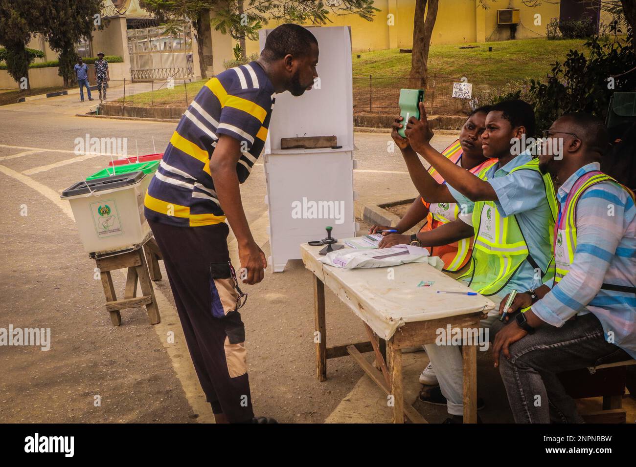 Lagos, Nigeria. 25th febbraio 2023. I nigeriani votano per i loro candidati preferiti durante le elezioni presidenziali. Gli elettori della nazione più popolosa dell'Africa si dirigono ai sondaggi sabato per scegliere un nuovo presidente, dopo il secondo e ultimo mandato dell'attuale Muhammadu Buhari. Foto Stock