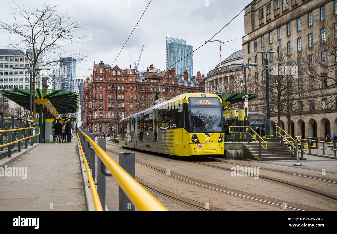 Due tram in attesa ad una fermata a St Peters Square, Manchester visto nel febbraio 2023. Foto Stock