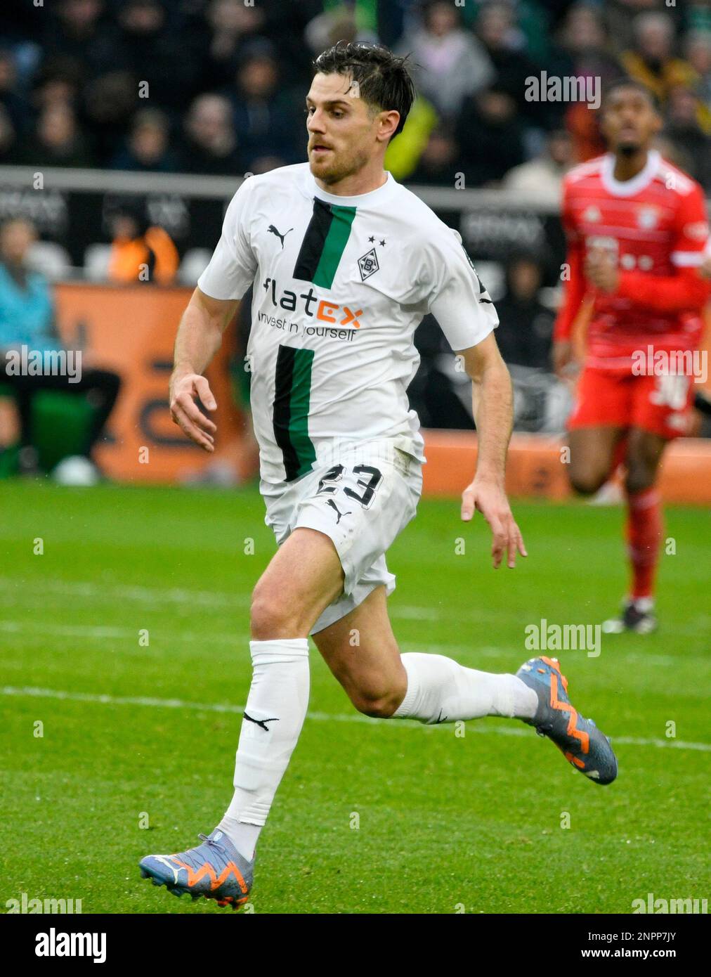 Borussia Park Moenchengladbach Germania 18,2.2023, Calcio: Bundesliga Stagione 2022/23 giorno 21, Borussia Moenchengladbach (BMG, bianco) vs FC Bayern Muenchen (FCB, rosso) - Jonas Hofmann (BMG) Foto Stock