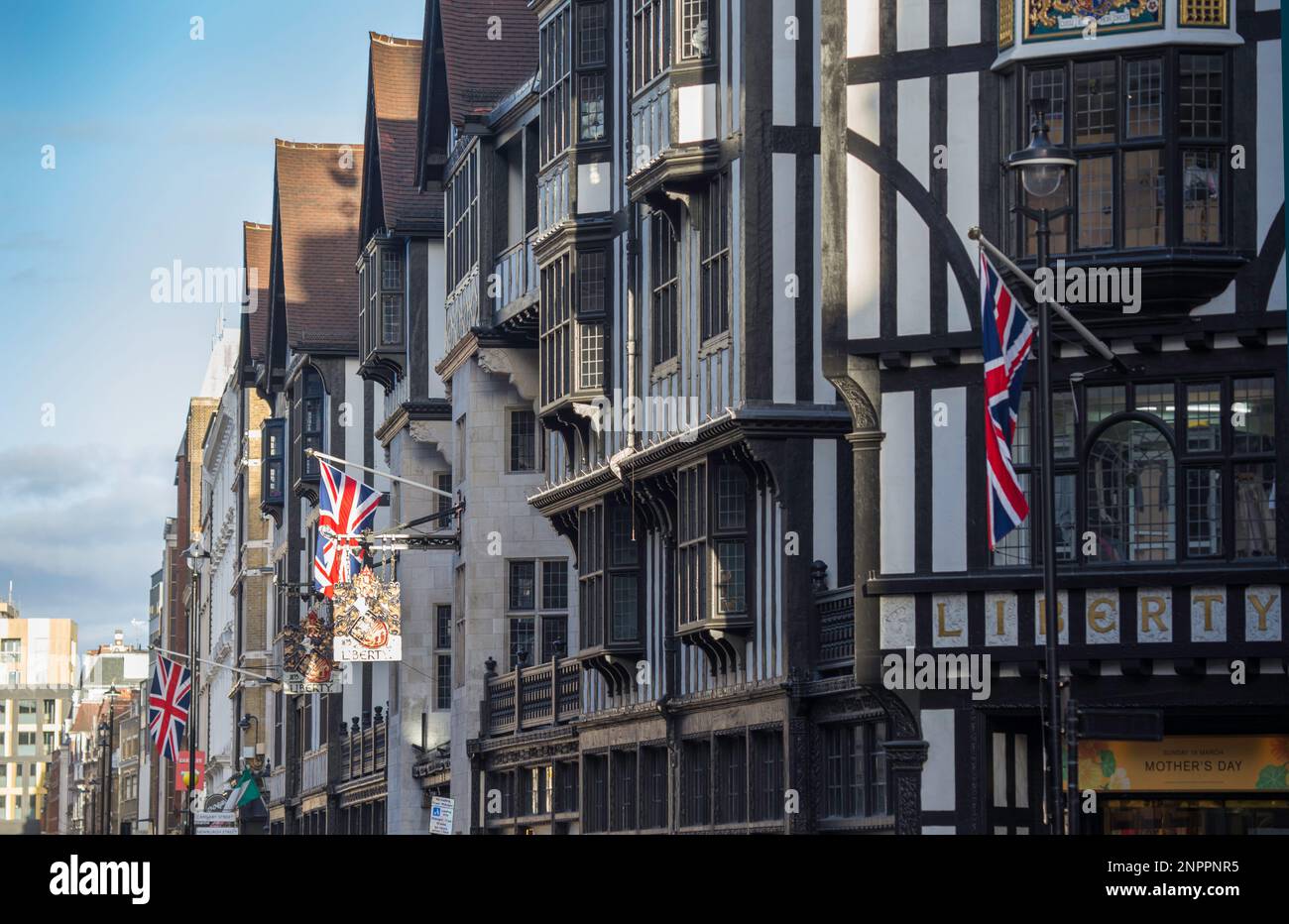 Esterno del Liberty's Shop con bandiere di Londra Foto Stock