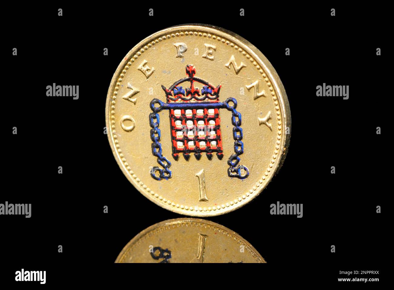 Una moneta inglese colorata da un centesimo con un portcullis coronato con catene Foto Stock