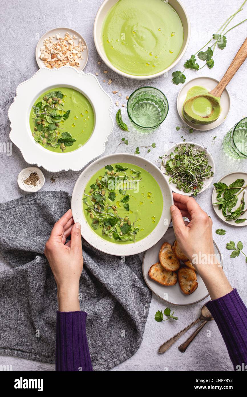 Spring Green Gazpacho: Una zuppa verde vibrante e rinfrescante, priva di glutine e vegana. Foto Stock
