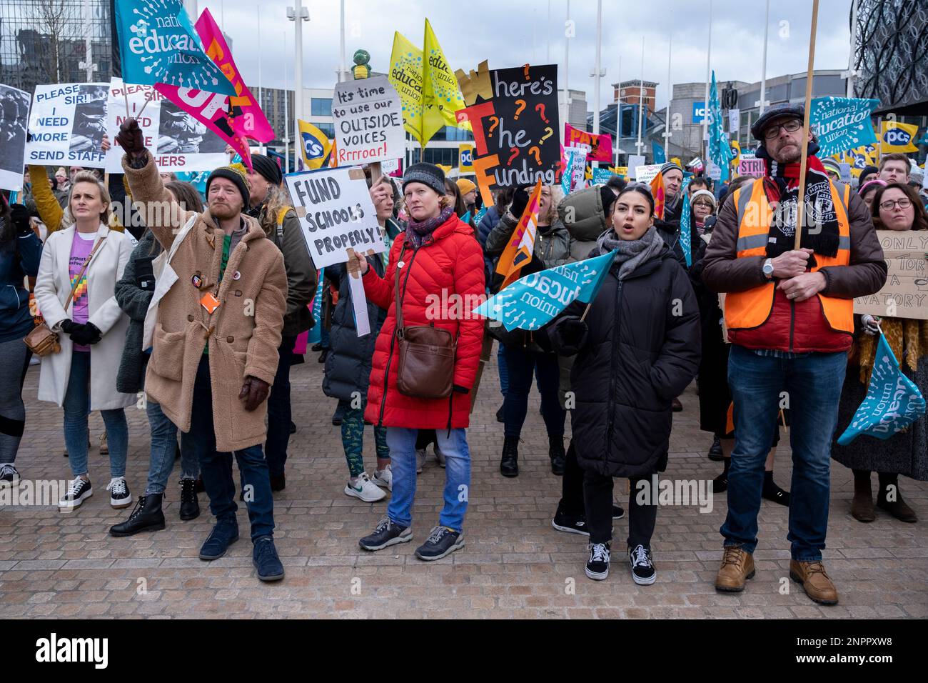 Il 1st febbraio 2023 a Birmingham, Regno Unito, si è svolta una manifestazione di azione di sciopero dell'Unione europea per l'istruzione a Centenary Square. Gli insegnanti della NEU di tutto il paese oggi colpiscono per la retribuzione equa, che a causa del costo della crisi e dell'inflazione è un'altra ragione per cui stanno vedendo un calo reale del reddito ulteriormente aggravato. Inoltre, l'Università e l'Unione dei collegi saranno impressionanti, in quanto oltre 70.000 dipendenti di 150 università ritirano il proprio lavoro a causa di retribuzioni, pensioni e condizioni di lavoro inaccettabili. Nel frattempo i membri DEL PCS colpiranno anche per i bassi salari, le pensioni e. Foto Stock