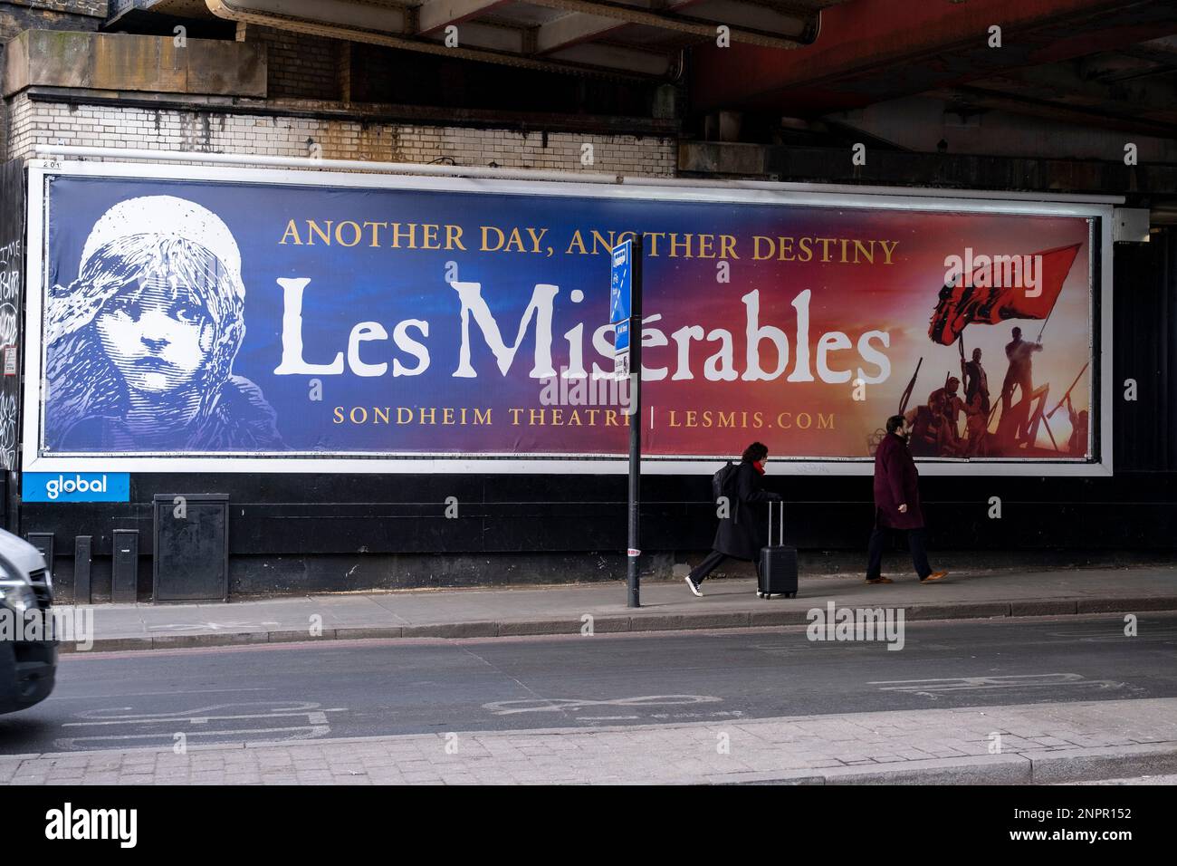 I manifesti pubblicitari per il teatro del West End hanno colpito Les Miserables a Waterloo il 10th febbraio 2023 a Londra, Regno Unito. Il West End Theatre è un teatro professionale tradizionale che si svolge nei grandi teatri di Londra e nei pressi del West End, soprannominato anche Theatreland. Il teatro del West End è solitamente considerato rappresentare il più alto livello del teatro commerciale. Foto Stock