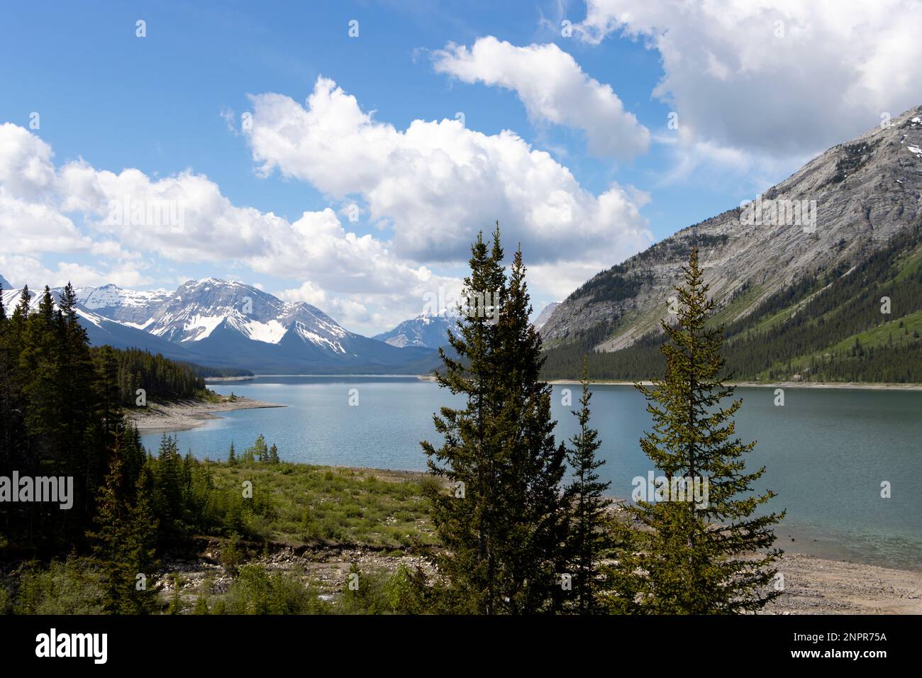 lago nelle montagne rocciose canadesi Foto Stock