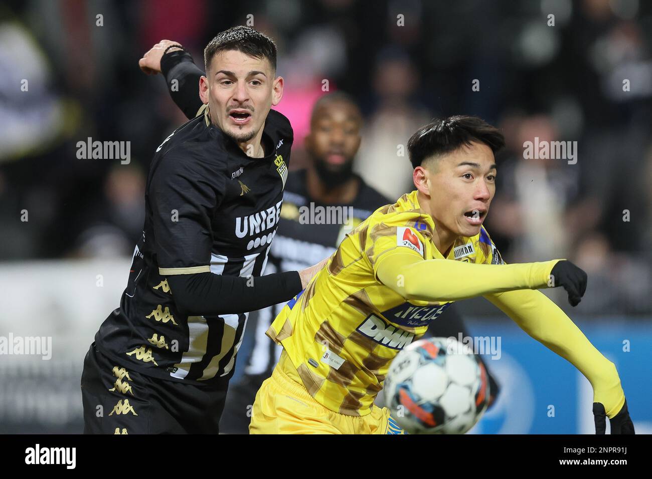 Stefan Knezevic di Charleroi e Daichi Hayashi di STVV combattono per la palla durante una partita di calcio tra Sporting Charleroi e Sint-Truidense VV, domenica 26 febbraio 2023 a Charleroi, il giorno 27 della prima divisione del campionato belga della 'Jupiler Pro League' 2022-2023. FOTO DI BELGA BRUNO FAHY Foto Stock