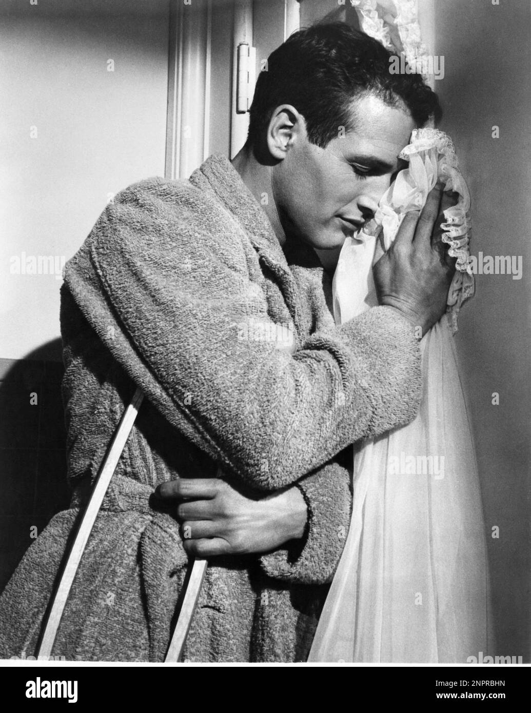 1958 , USA : il film attore PAUL NEWMAN in THE CAT ON A HOT TIN ROOF ( la gatta sul tetto che scotta ) di Richard Brooks , da una commedia di Tennessee Williams . Pubblicity ancora . - CINEMA - ritratto - ritratto - accappatoio - profilo - stampella - gruccia - GAY - omosessualità - omosessualità - omosessuale - omosessuale - LGBT --- SOLO PER USO EDITORIALE --- NON PER uso personale ---- Archivio GBB Foto Stock