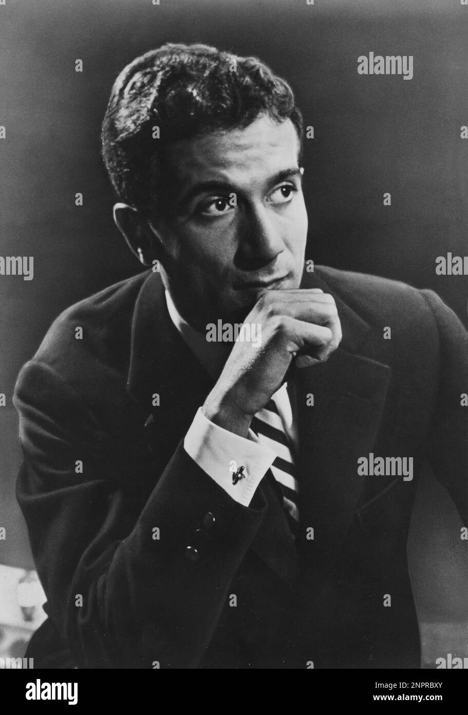 1954 ca : il ballerino e coreografo francese ROLAND PETIT (nato nel 1924 , Villemomble , Parigi ) - BALLERINO - BALLETTO - DANZA - DANZA - COREOGRAFO - pensatore - pensatore - polsino - gemelli - gemello ---- Archivio GBB Foto Stock