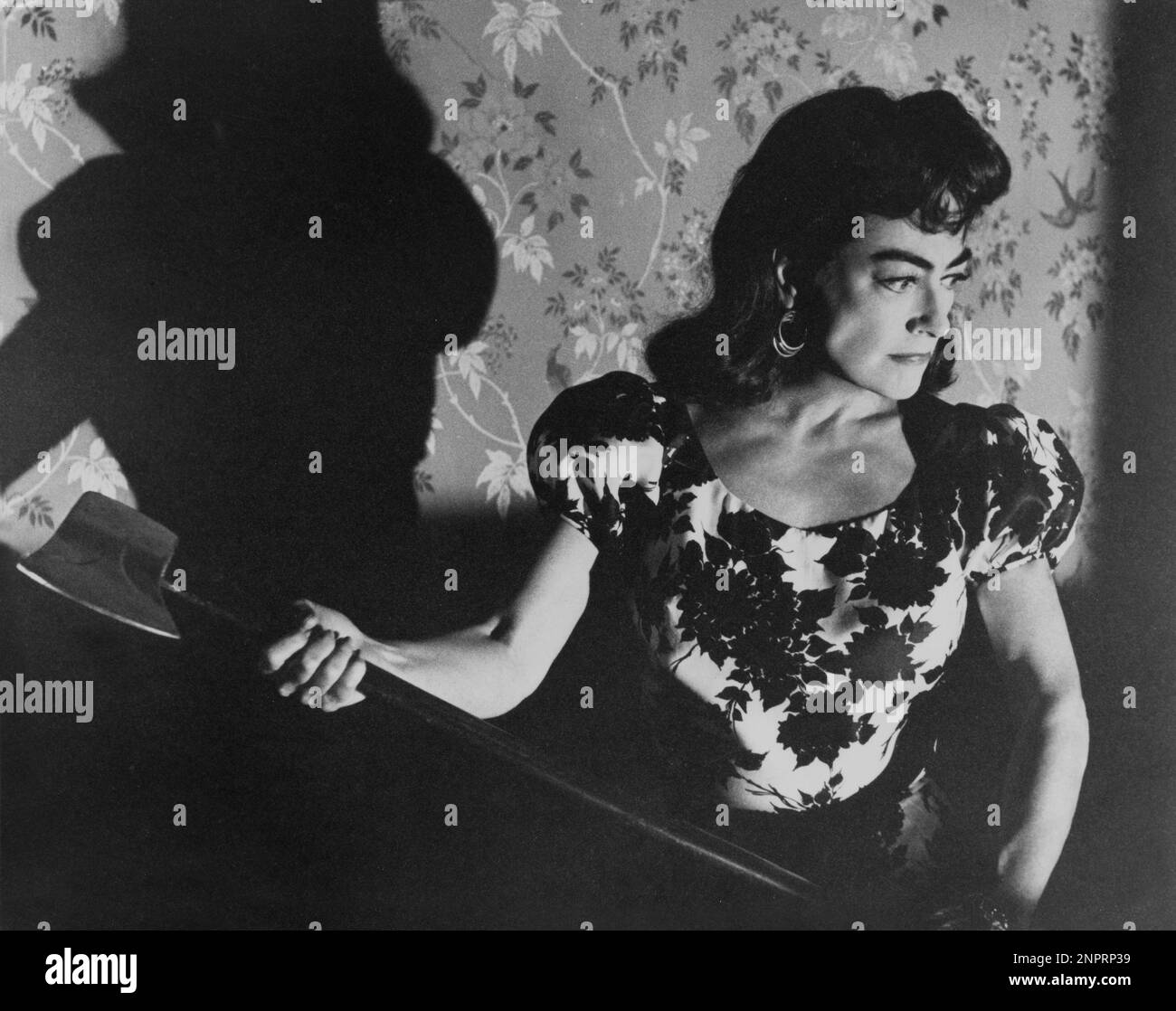 1964 :l'attrice cinematografica JOAN CRAWFORD ( Lucille Fay Lesueur , San Antonio , Texas 23 marzo 1904 - New York 10 maggio 1977 ) in GIACCA STRAIT ( cinque corpi senza testa ) di William Castle , Da una storia di Robert Bloch - publicity still - CINEMA - FILM - ritratto - ritrato - orecchino - orecchini - orecchini - gioielli - gioviello - gioielli - ORRORE - triller - scure - strega - strega ---- Archivio GBB Foto Stock
