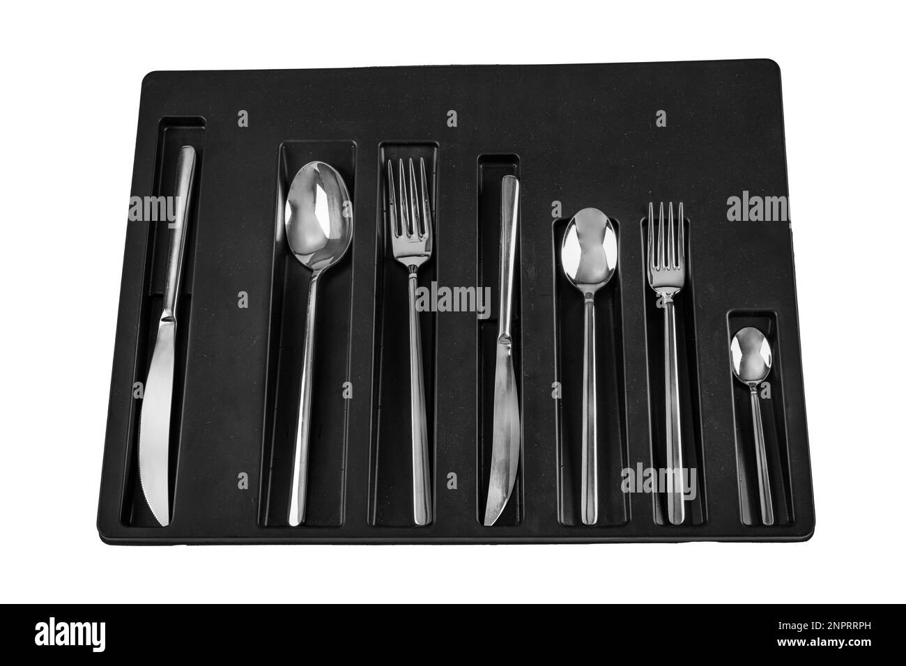Set di posate in argento e oro nella scatola su un isolato sfondo bianco. Forchette, coltelli e cucchiai avvolti in regalo. Foto Stock