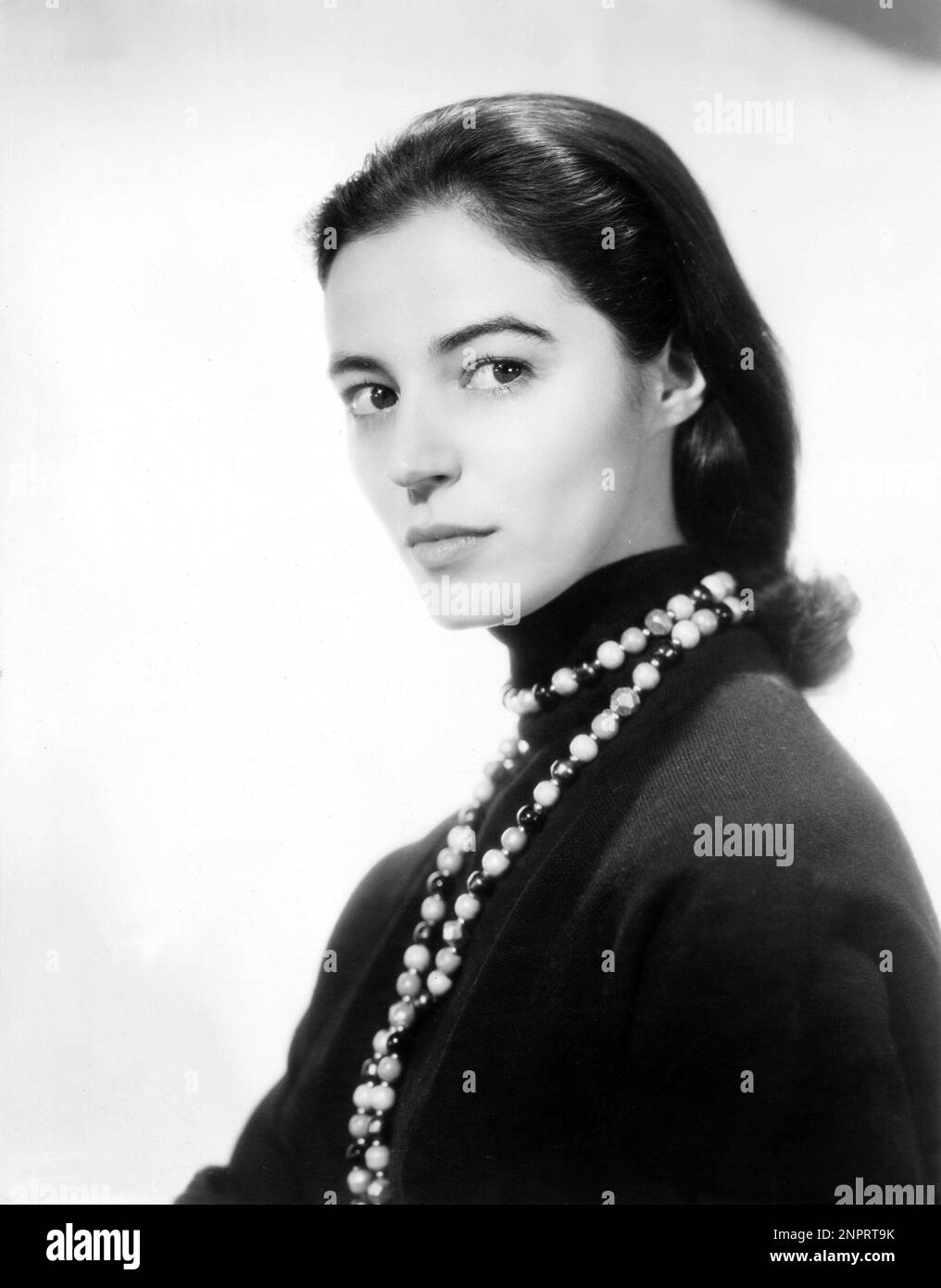 1956 ca. : L'attrice cinematografica MARISA PAVAN ( Cagliari , 19 luglio 1932 ), sorella dell'attrice Annamaria Pierangeli ( Pier Angeli ) E sposato con l'attore francese Jean-Pierre Aumont - CINEMA - ritratto - ritrato - collana - scollo - perla - perle - gioielli - gioiello - gioielli - golf dolcevita - innamorato ---- Archivio GBB Foto Stock