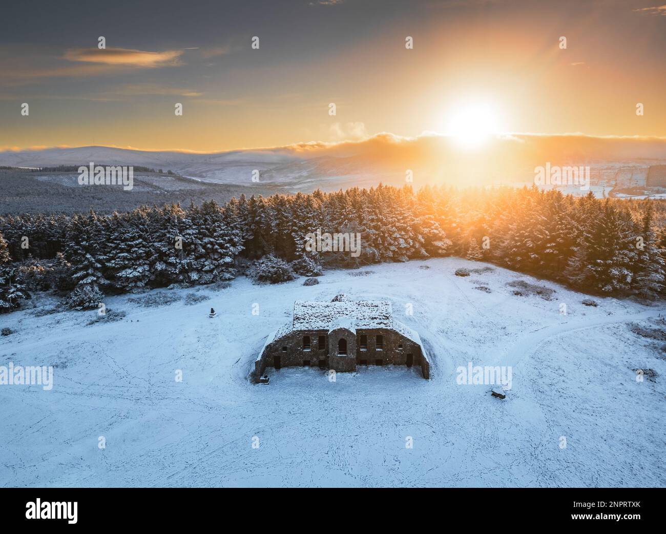Il calore del tramonto illumina il freddo paesaggio innevato dell'Hellfire Club Foto Stock