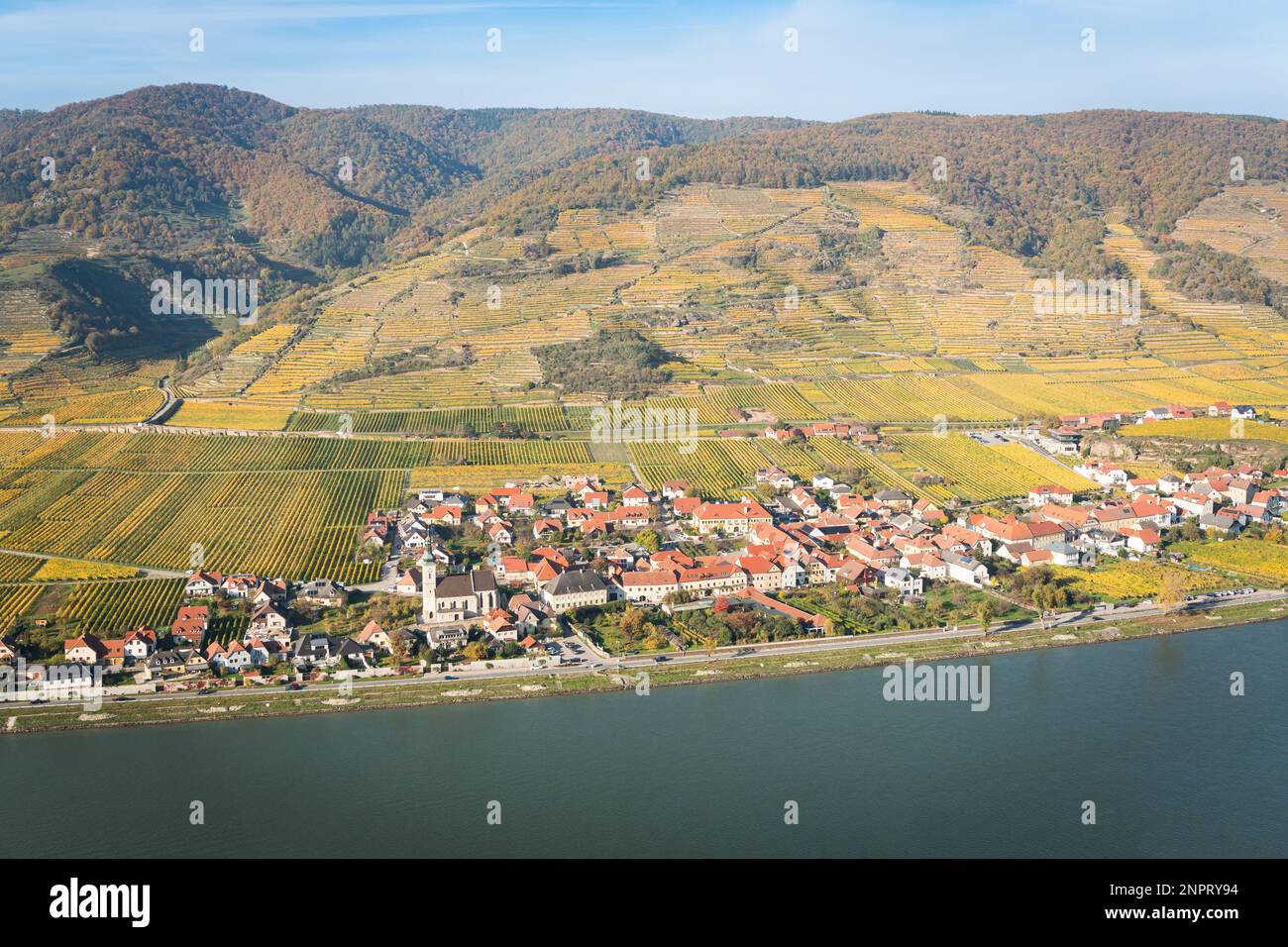 Unterloiben nel Wachau, bassa Austria. Vista aerea del villaggio sul fiume Danubio Foto Stock