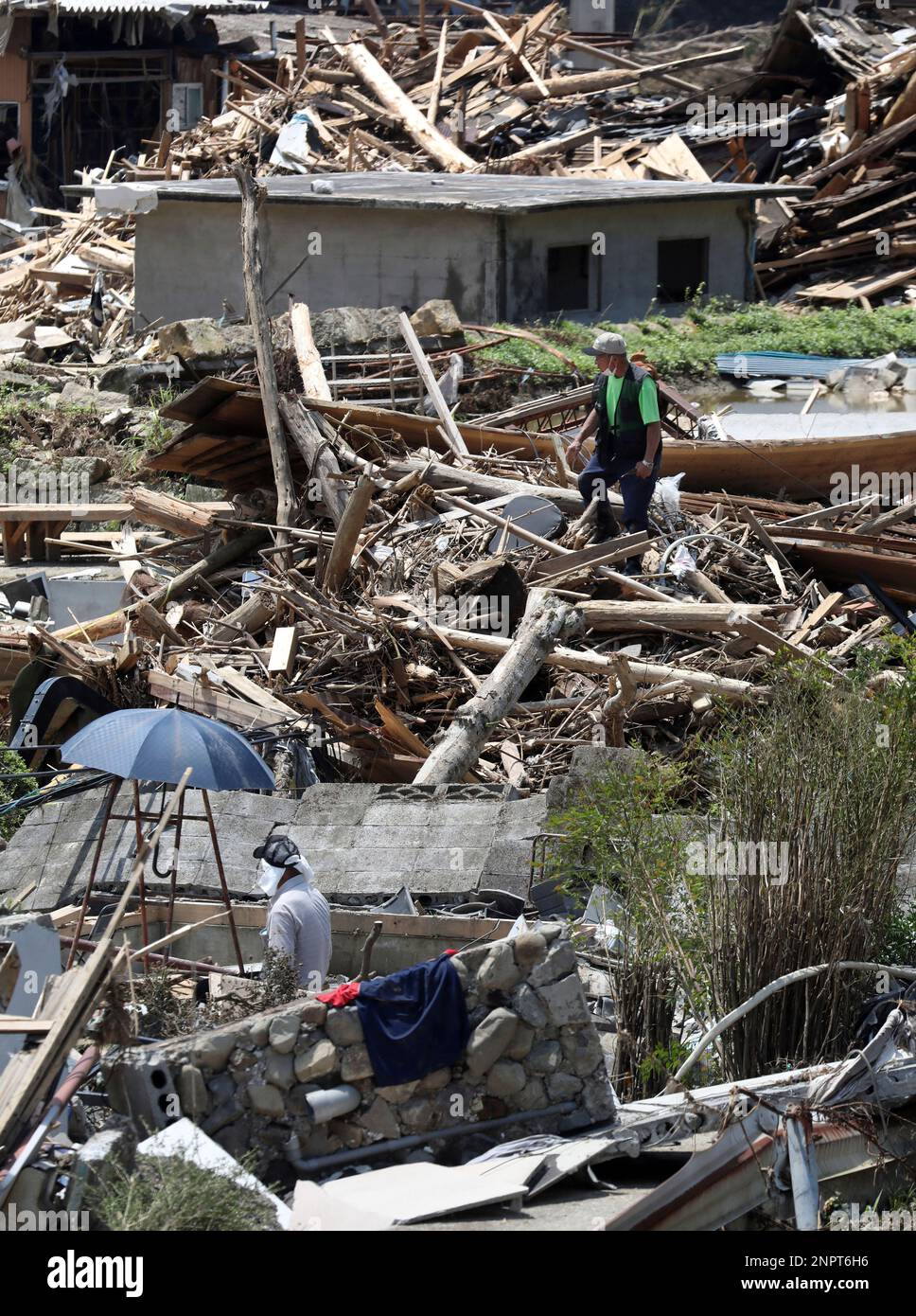 A photo shows a flood-damaged house in Kuma Village, Kumamoto Prefecture, western Japan, on July 17, 2020. Local residents were busy cleaning up their proparties. The landslides and flooding were triggered by heavy rain in Kumamoto Prefecture on July 4th. At least 65 people were dead by the heavy rain and 2 people are still missing in Kukmamoto Prefecture. ( The Yomiuri Shimbun via AP Images ) Foto Stock