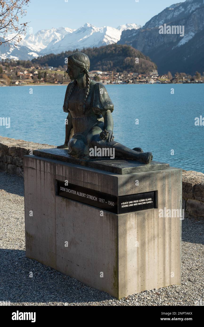 Brienz, Svizzera, 10 febbraio 2023 Statua in onore del poeta Albert Streich sulla costa del lago di Brienz Foto Stock