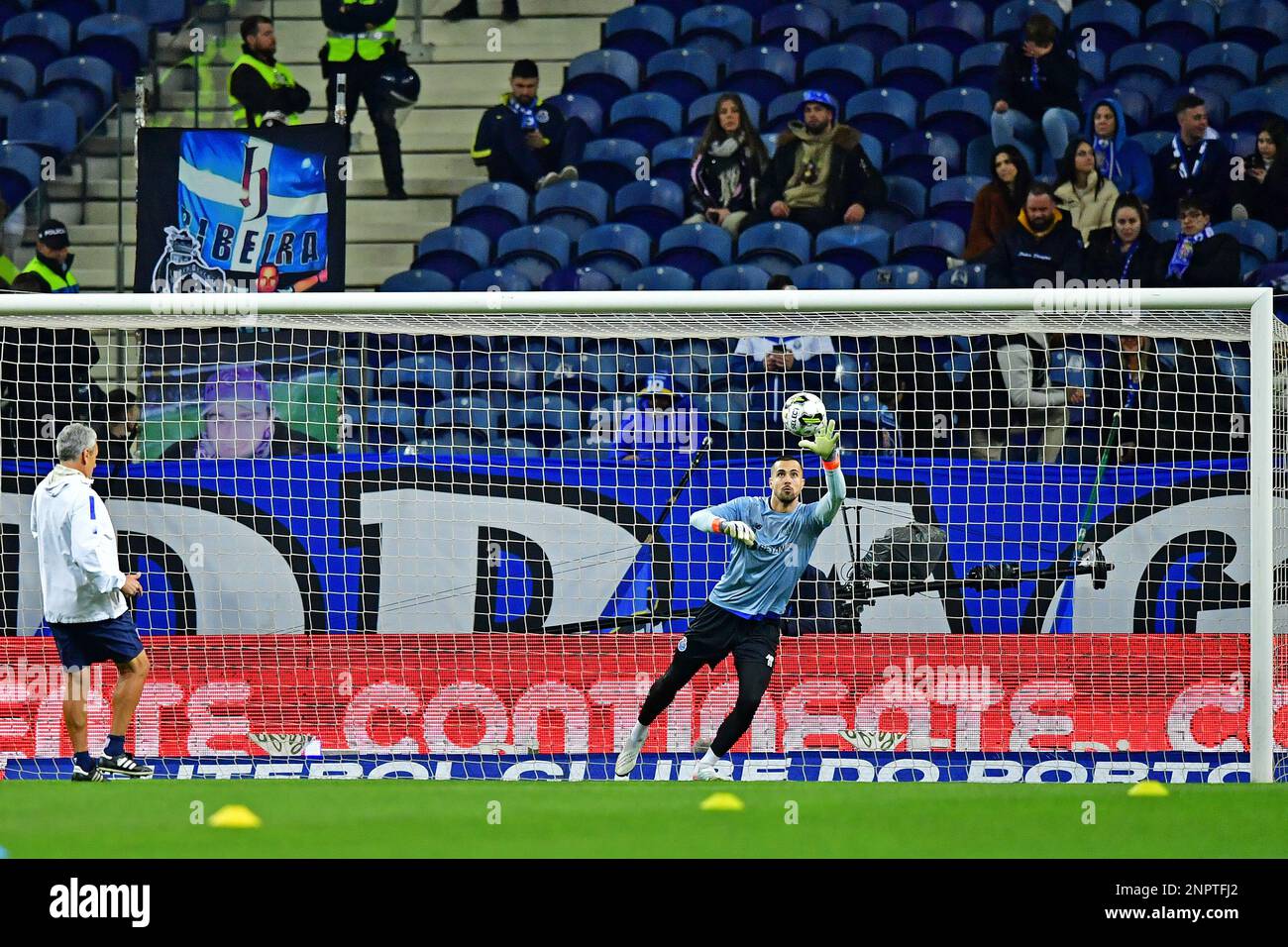 Porto, Portogallo, 26th Feb, 2023. Stadio Dragao, Primeira Liga 2022/2023, FC Porto contro Gil Vicente; Diogo Costa del FC Porto durante il riscaldamento. Foto: Daniel Castro/DiaEsportivo/Alamy Live News Foto Stock
