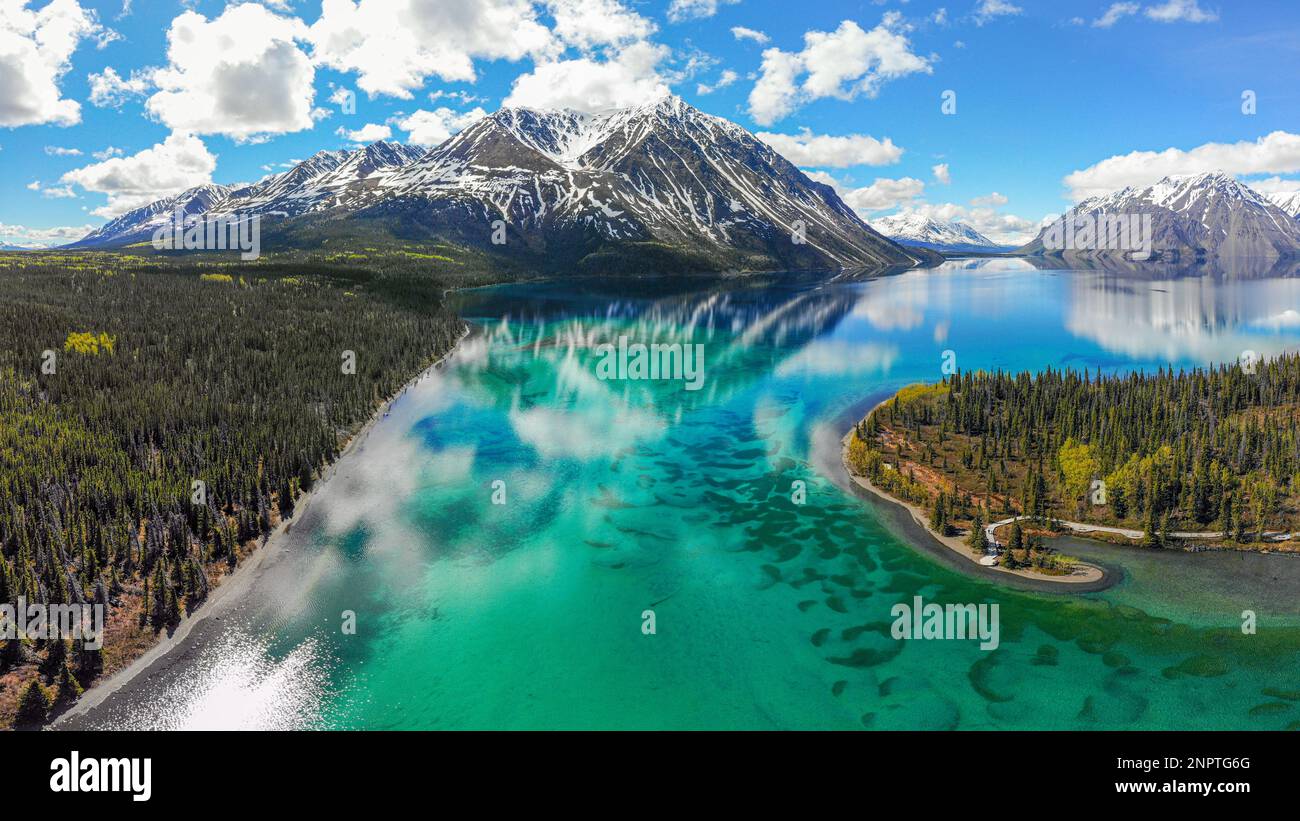 Splendida vista sul lago selvaggio nel Canada settentrionale durante l'estate. Montagne innevate e paesaggi naturali incredibili. Foto Stock