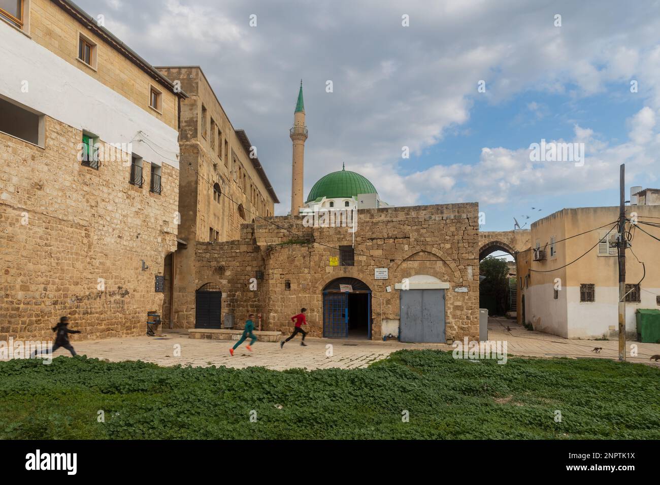 Acre, Israele - 08 gennaio 2023: La Moschea al-Jazzar, completata nel 1781, questa imponente moschea architettonicamente notevole si affaccia sul Mediterraneo Foto Stock