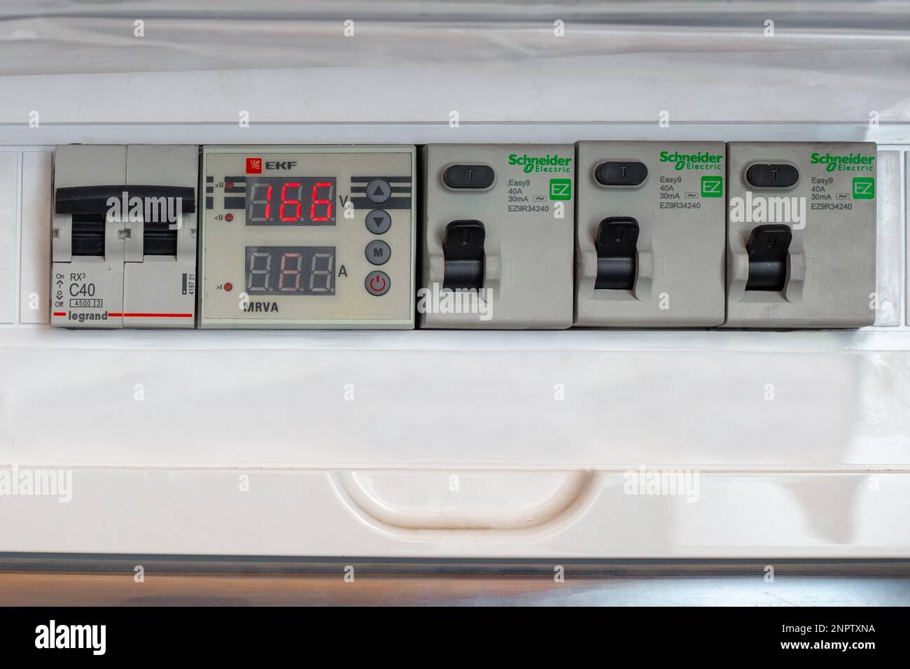 Contatore elettrico con scheda elettronica con letture di bassa tensione. Scarsa qualità di elettricità in private homes.Russia, Anapa - 27.01.2023 Foto Stock