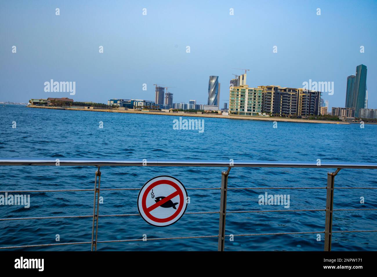 Nessun segno di pesca sulla riva del Golfo Persico. Manama, Bahrain Foto Stock