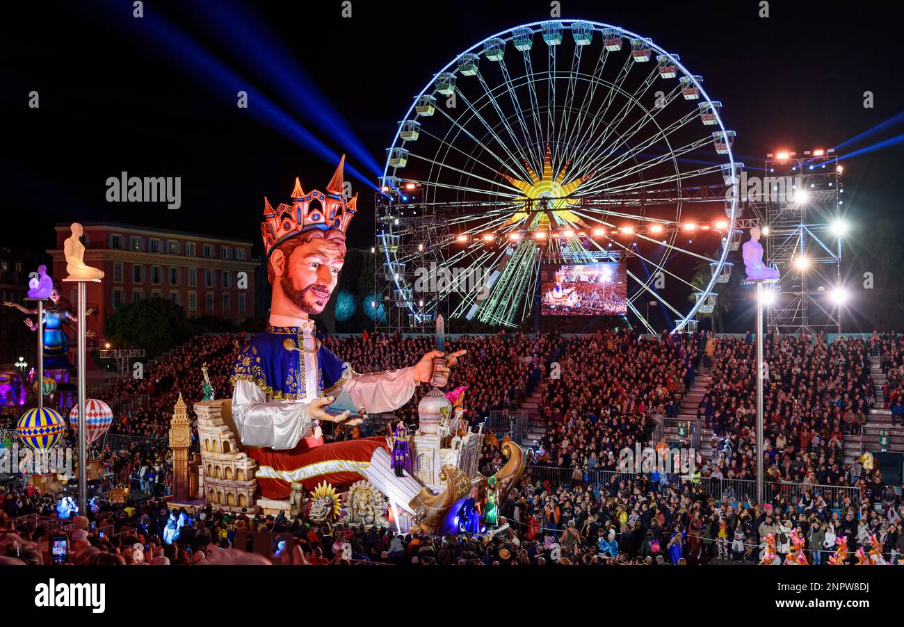 Galleggia di notte (il Re) alla 150th sfilata annuale di luci di Carnevale a Nizza, Place Masséna, sulla Costa Azzurra. Foto Stock