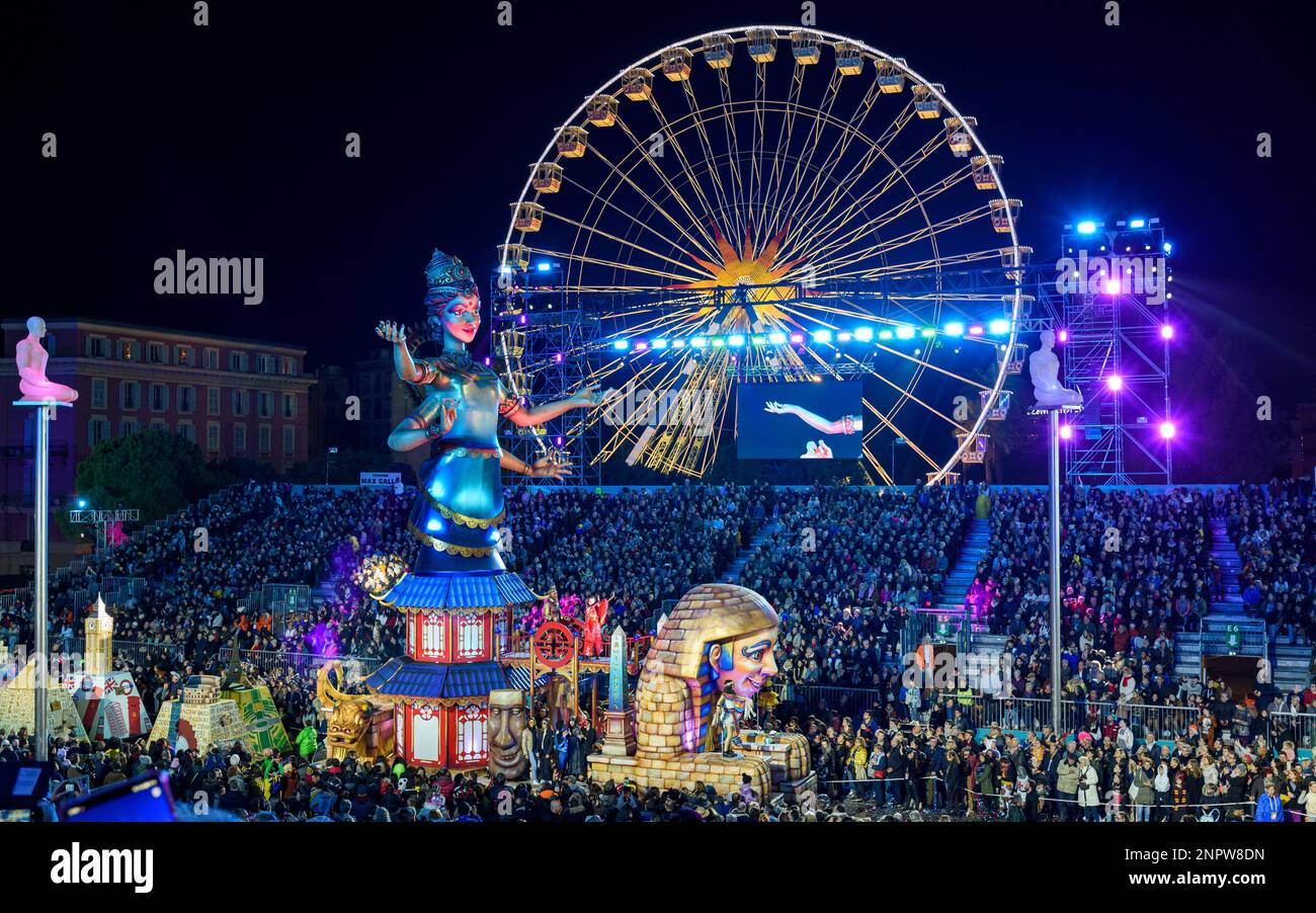 Galleggia di notte (la Regina) alla 150th sfilata annuale di luci di Carnevale a Nizza, Place Masséna, sulla Costa Azzurra. Foto Stock