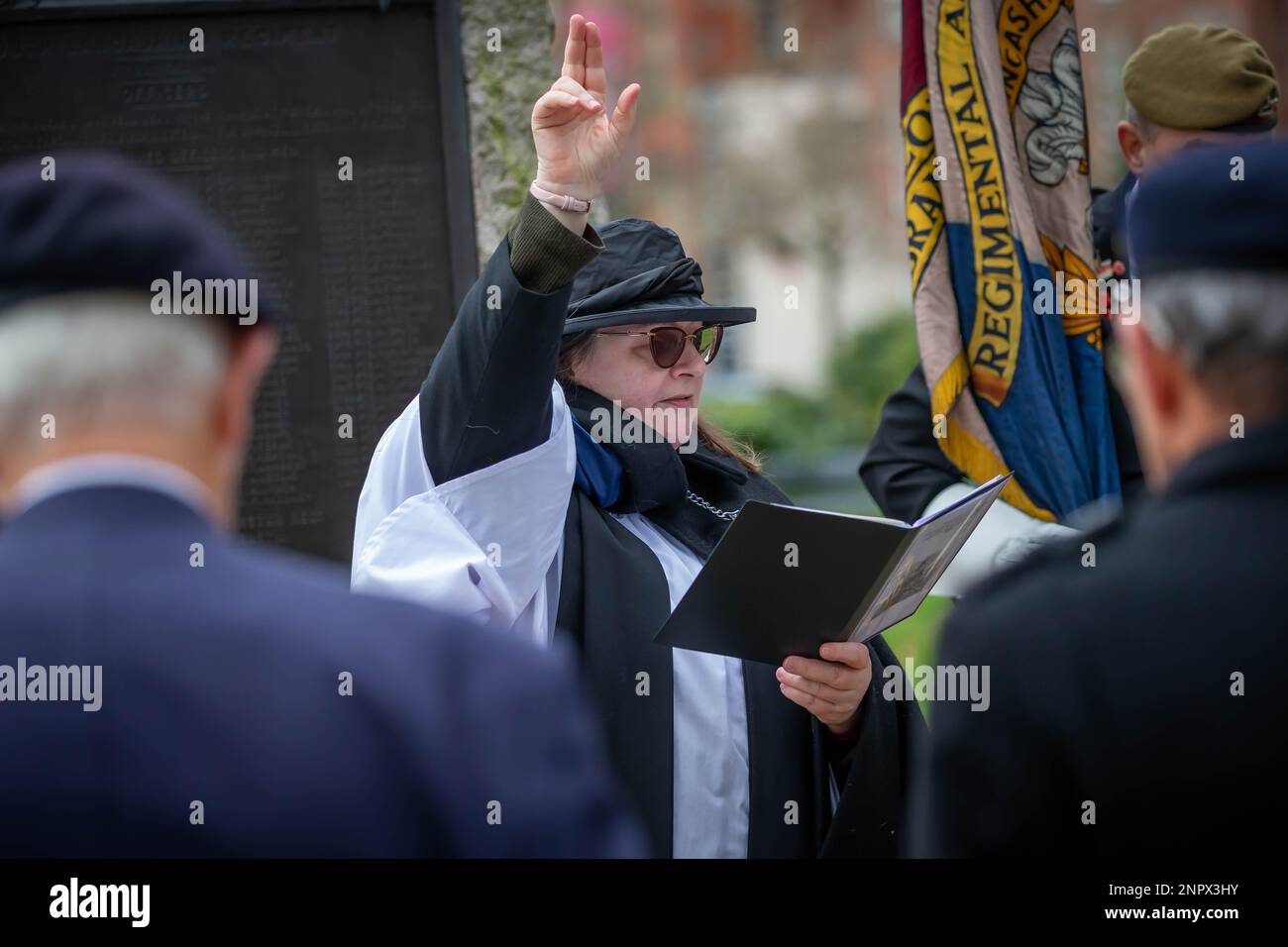 Servizio commemorativo per il 123rd° anniversario della carica di Pieter's Hill alla guerra del Boer. Il Rev. Debbie Lovatt legge una preghiera Foto Stock