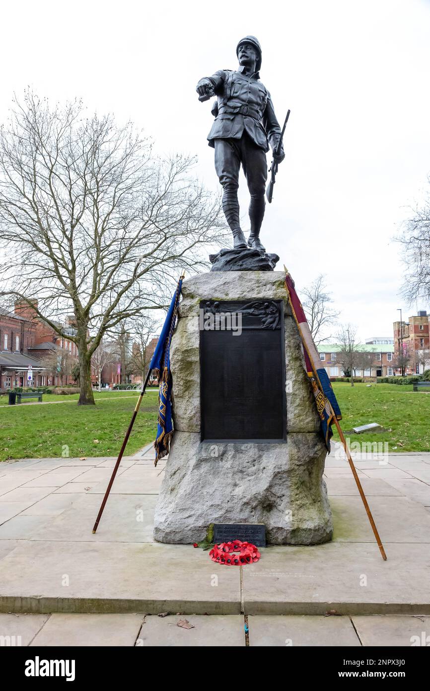 Servizio commemorativo per il 123rd° anniversario della carica di Pieter's Hill alla guerra del Boer. Gli standard regimentali si appoggiano alla statua Foto Stock