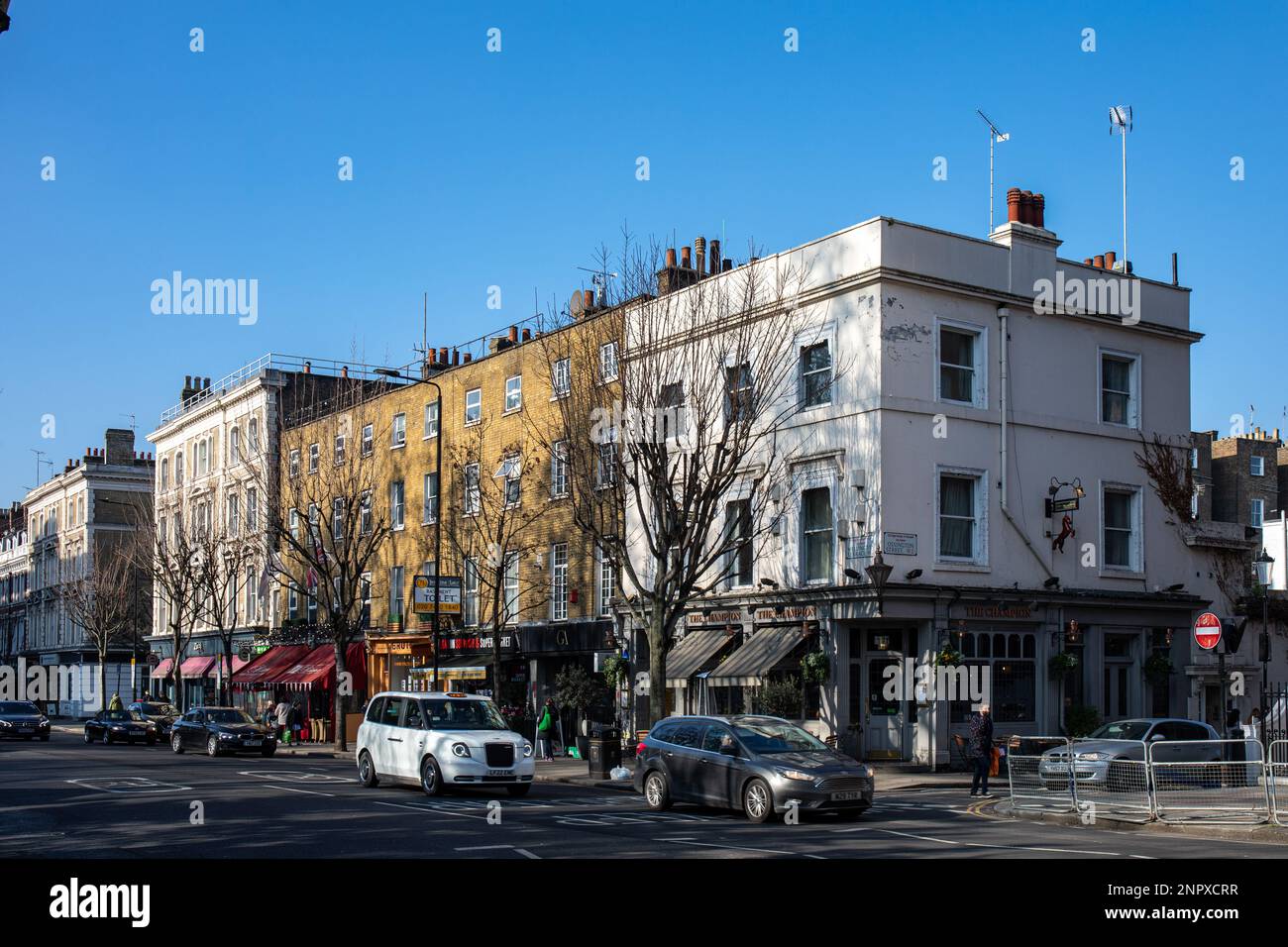 Wellington Terrace edifici contro il cielo blu chiaro a Londra, Inghilterra Foto Stock