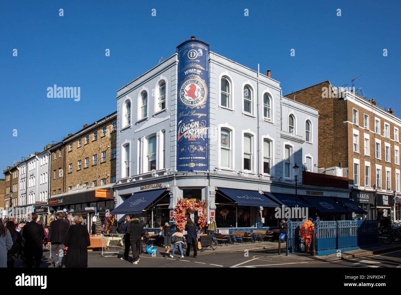 Edificio blu chiaro all'angolo tra Portobello Road e Talbot Road nel quartiere di Notting Hill di Londra, Inghilterra Foto Stock