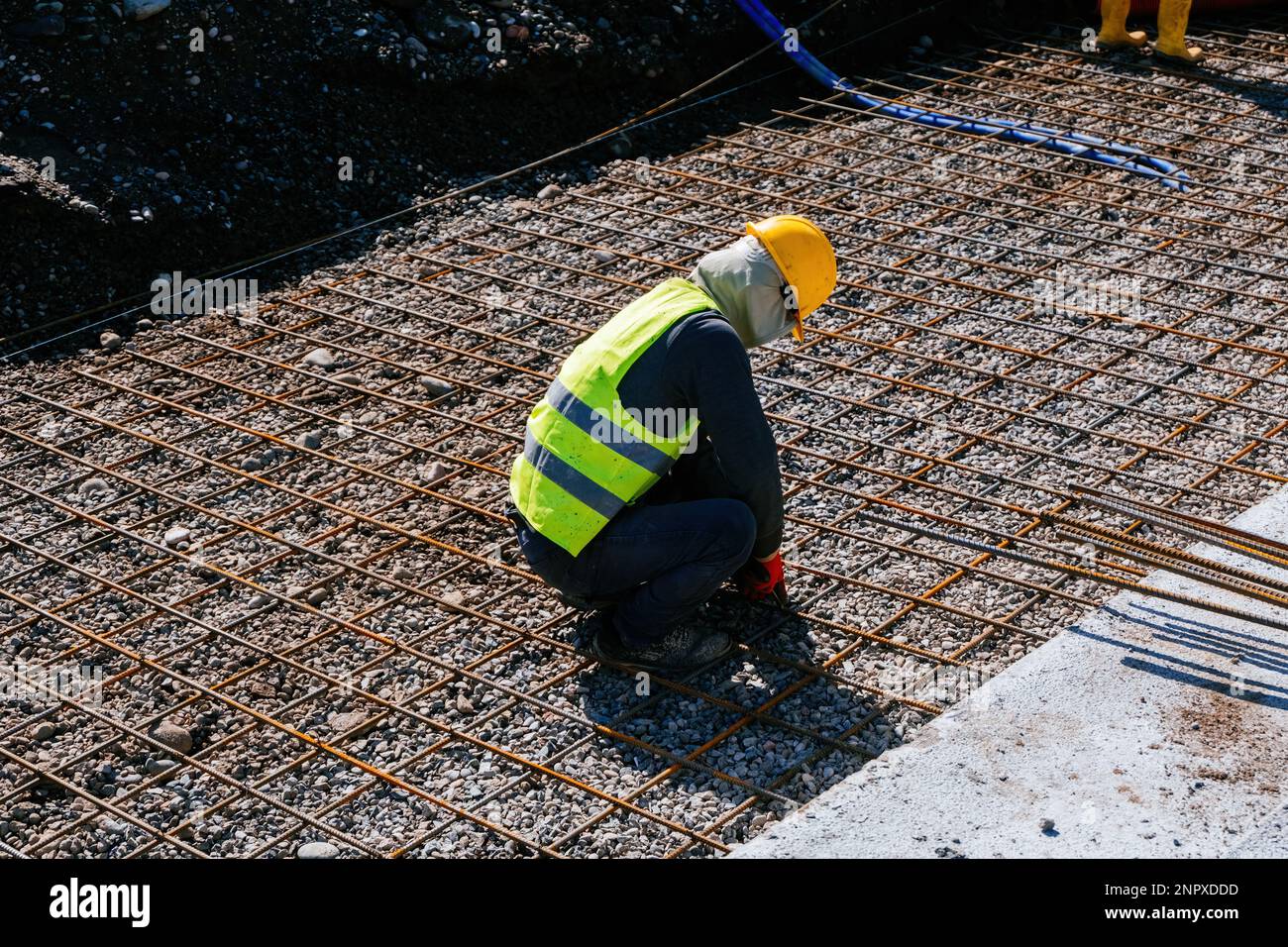 L'addetto alle costruzioni posa il rinforzo per la costruzione di strutture in cemento armato. Foto Stock
