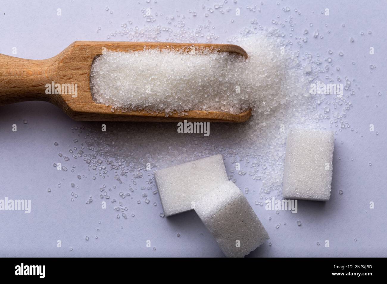 White-on-White Delight: Una composizione creativa di cristalli e cubetti di zucchero Foto Stock