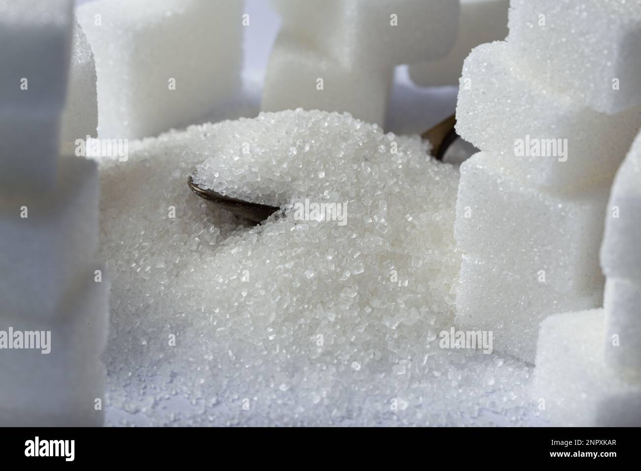 Soddisfate il vostro dolce dente: Un primo piano allettante dei cristalli e dei cubetti dello zucchero Foto Stock