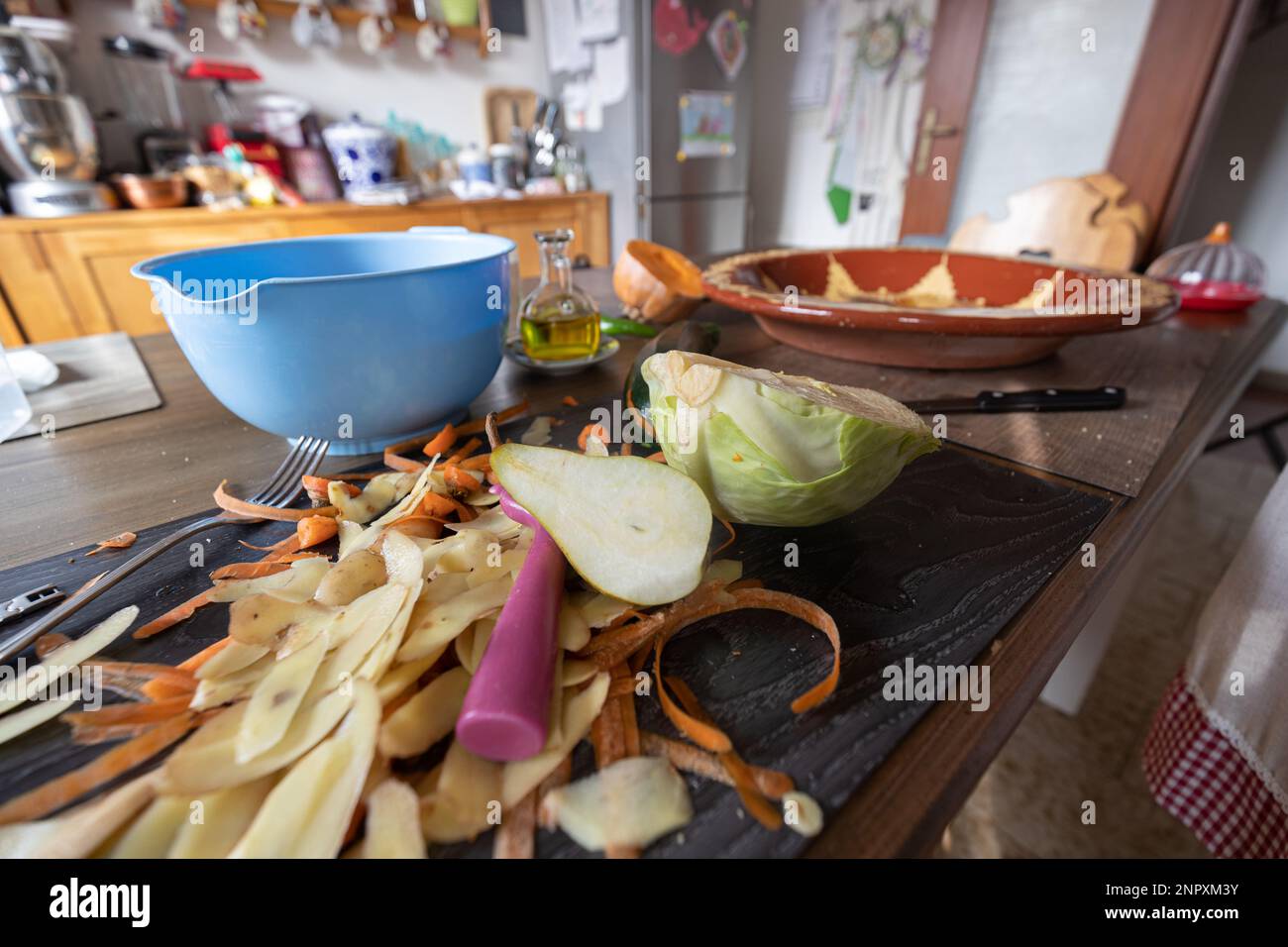 Un mucchio di bucce di frutta e verdura rappresenta i rifiuti organici generati durante la preparazione dei pasti. Questi scarti possono essere compostati per ridurre gli sprechi Foto Stock